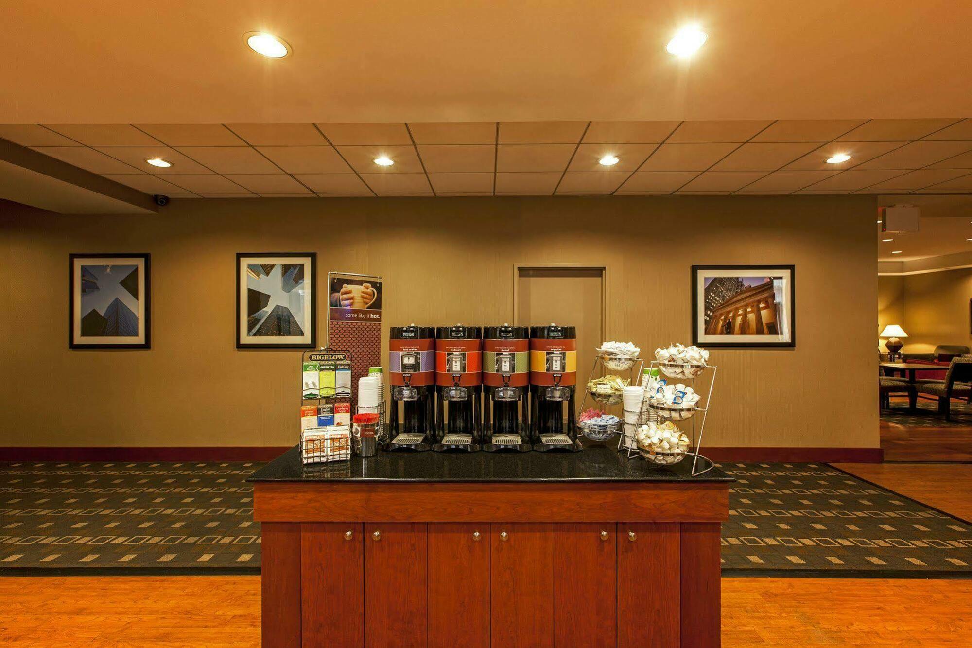 Hampton Inn New York - Laguardia Airport Exteriör bild