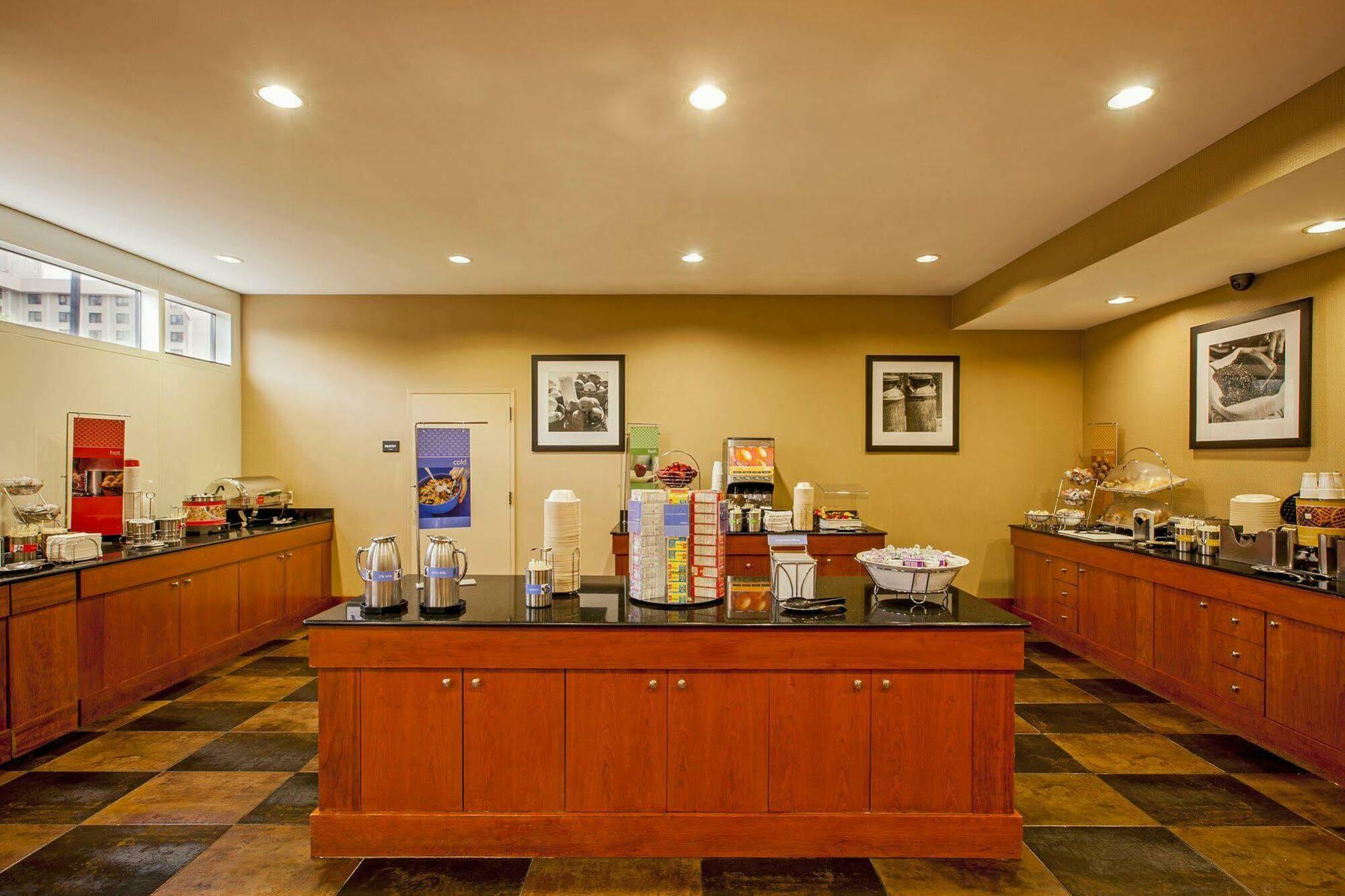 Hampton Inn New York - Laguardia Airport Exteriör bild